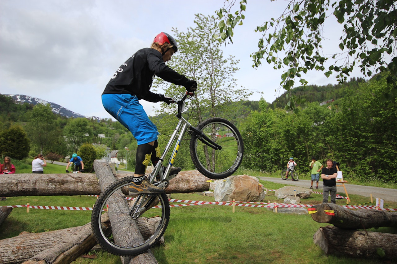 HJEMMEBANE: Eirik Ulltang stod for arrangeringen og bygging av seksjonene under NM og norgescupen i trial i Øystese. Han vant også begge konkurransene. Alle foto: Thomas A. Byrknes HJEMMEBANE: Eirik Ulltang stod for arrangeringen og bygging av seksjonene under NM og norgescupen i trial i Øystese. Han vant også begge konkurransene. Alle foto: Thomas A. Byrknes