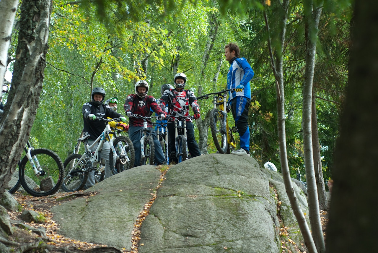 INSTRUKSJON: Jostein Hole forklarer hvordan man forserer bratte svaberg. Alle foto: Silje Holmsen. INSTRUKSJON: Jostein Hole forklarer hvordan man forserer bratte svaberg. Alle foto: Silje Holmsen.