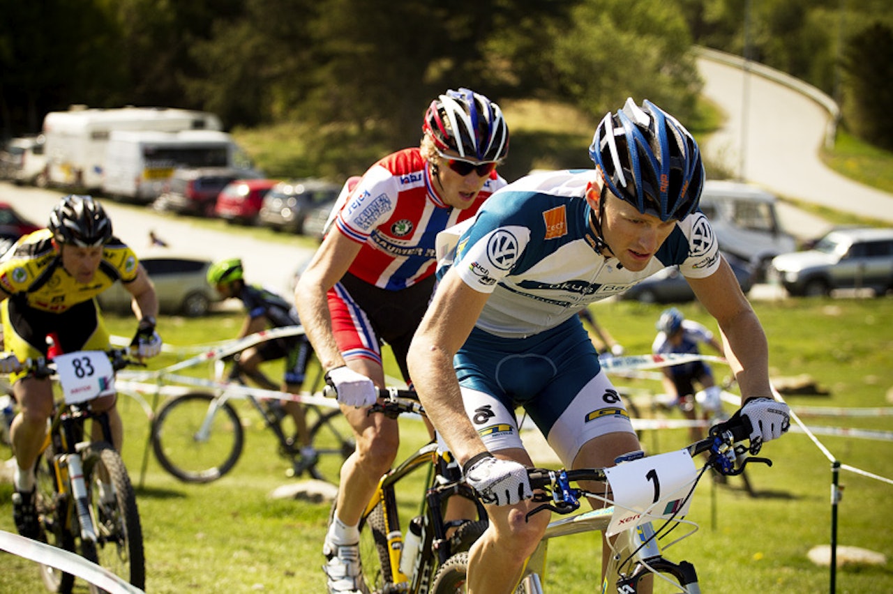 RUNDBANE: Bånn gass ut fra start. Her fra fjorårets NC Rundbane på Sola. Ola Kjøren setter tempo med Ole Christian Fagerlig på hjul. Foto: Kristoffer Kippernes RUNDBANE: Bånn gass ut fra start. Her fra fjorårets NC Rundbane på Sola. Ola Kjøren setter tempo med Ole Christian Fagerlig på hjul. Foto: Kristoffer Kippernes