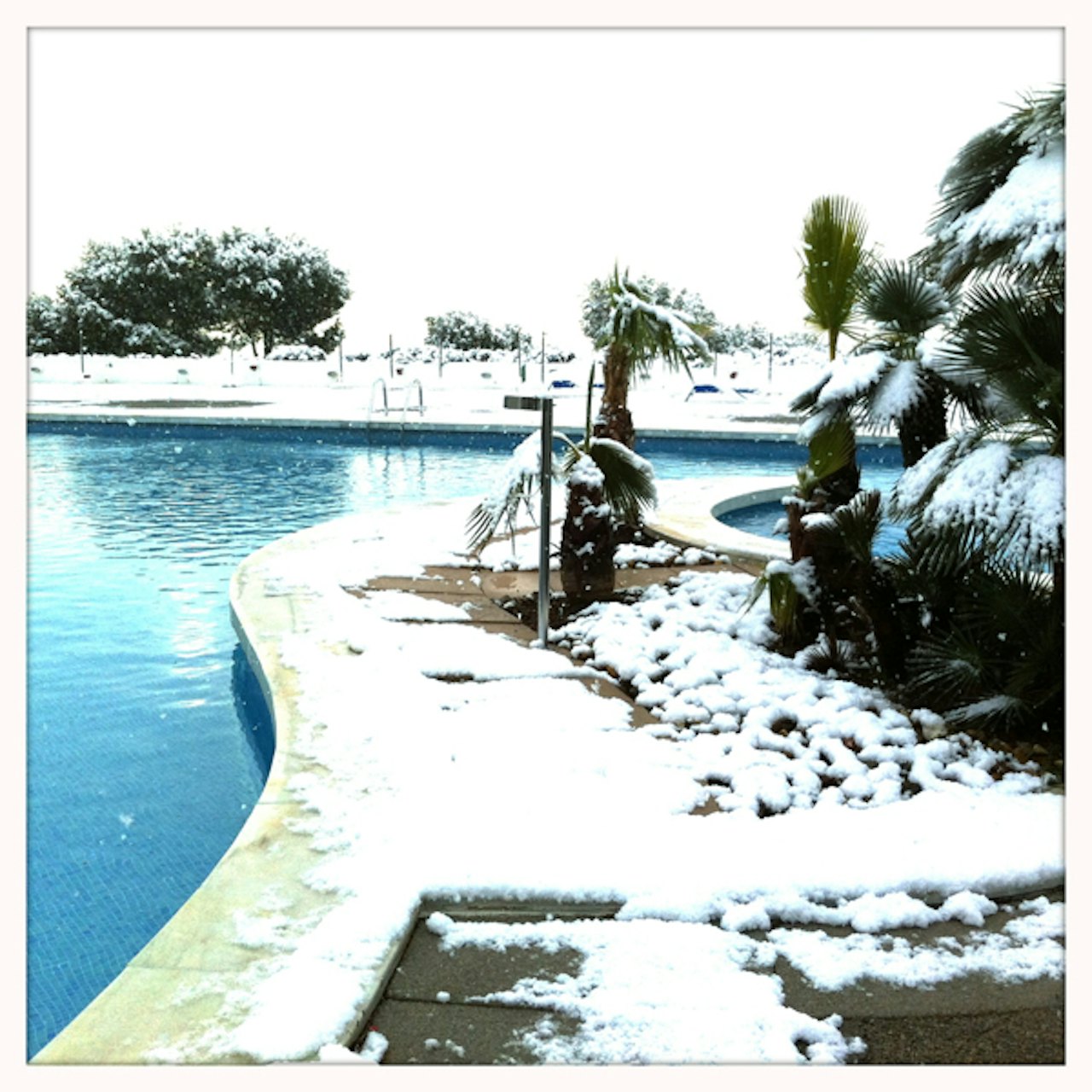 BADELAND: Da vi våknet søndag morgen for en tur i terrenget, så det slik ut fra hotellvinduet. Og nei, dette er ikke Tropicana på Gol. BADELAND: Da vi våknet søndag morgen for en tur i terrenget, så det slik ut fra hotellvinduet. Og nei, dette er ikke Tropicana på Gol.