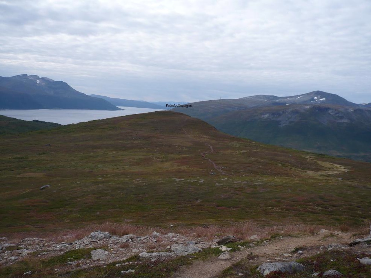 PETERBOLHAUGEN Første topp på turen er Peterbolhaugen på 350 m.o.h. PETERBOLHAUGEN Første topp på turen er Peterbolhaugen på 350 m.o.h.