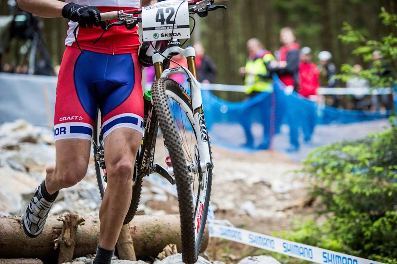 BANAN: Etter å ha kjørt inn i et tre, så forhjulet til Torjus Bern Hansen slik ut. Foto: UCI Mountain Bike World Cup BANAN: Etter å ha kjørt inn i et tre, så forhjulet til Torjus Bern Hansen slik ut. Foto: UCI Mountain Bike World Cup