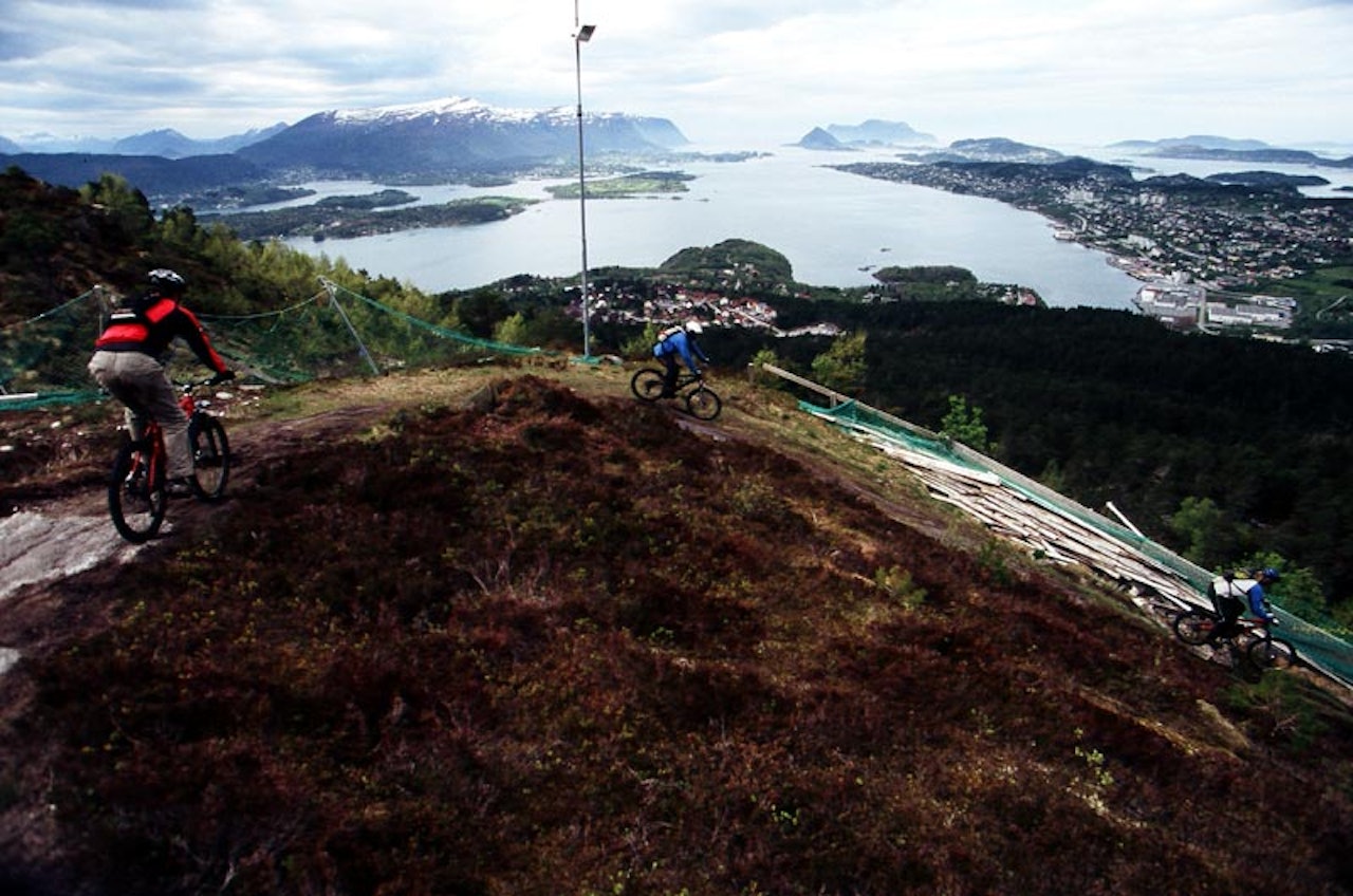Utsikten mot Ålesund fra toppen av Turheisa i Spjelkavik er upåklagelig. Helge Høyvik, Ole Morten Larsen og Espen Rekkedal henter fart rundt første svingen. Foto: Arild Eidset Utsikten mot Ålesund fra toppen av Turheisa i Spjelkavik er upåklagelig. Helge Høyvik, Ole Morten Larsen og Espen Rekkedal henter fart rundt første svingen. Foto: Arild Eidset