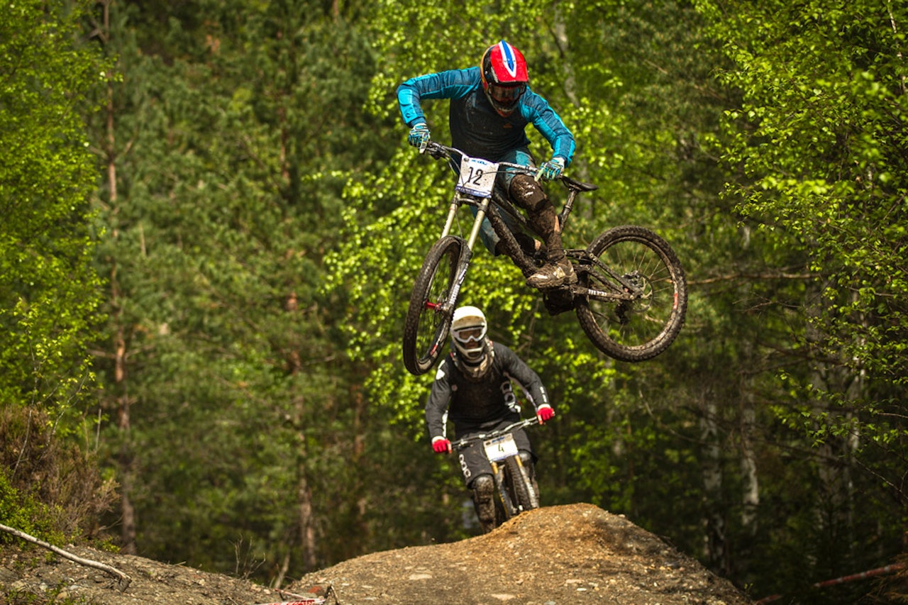 Lars Sandviken jager bak Niclas Stensrud Andersen som legger inn en fin whip.Foto : Svenn Fjeldheim Lars Sandviken jager bak Niclas Stensrud Andersen som legger inn en fin whip.Foto : Svenn Fjeldheim