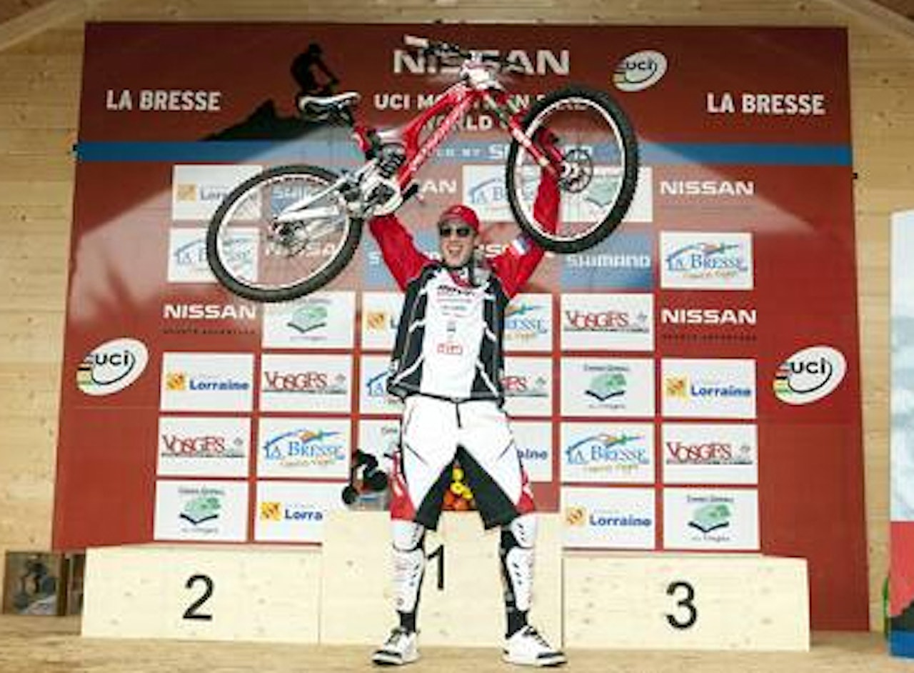 WHAT A PEATY: Steve Peat var hoppende glad, og i mål tok han en seiersrunde. Foto: uci WHAT A PEATY: Steve Peat var hoppende glad, og i mål tok han en seiersrunde. Foto: uci