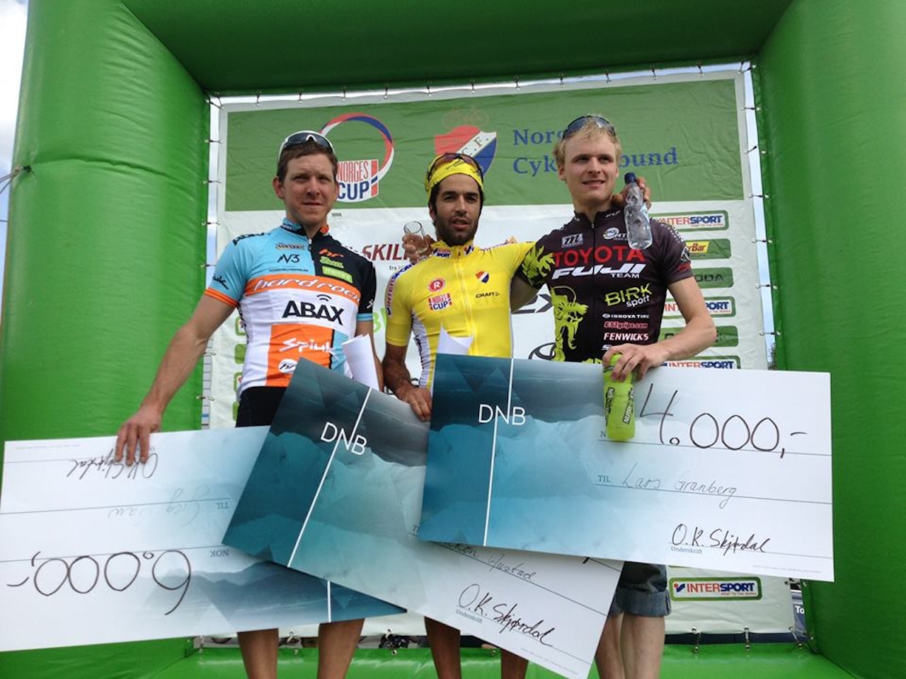 SEIERSVANT: United Bakeries-syklisten har fått det som vane å stå øverst på pallen denne sesongen, og henviste Greg Saw og Lars Granberg litt lengre ned på pallen. Foto: Team United Bakeries SEIERSVANT: United Bakeries-syklisten har fått det som vane å stå øverst på pallen denne sesongen, og henviste Greg Saw og Lars Granberg litt lengre ned på pallen. Foto: Team United Bakeries