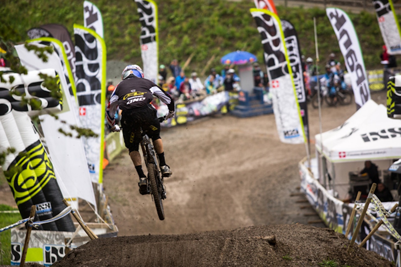 SEIER: Gee Atherton vant helgens iXS German DH cup i Winterberg. Zakarias Blom Johansen var ikke mer enn 10 sekunder bak briten i finalen og ble nummer ni. SEIER: Gee Atherton vant helgens iXS German DH cup i Winterberg. Zakarias Blom Johansen var ikke mer enn 10 sekunder bak briten i finalen og ble nummer ni.