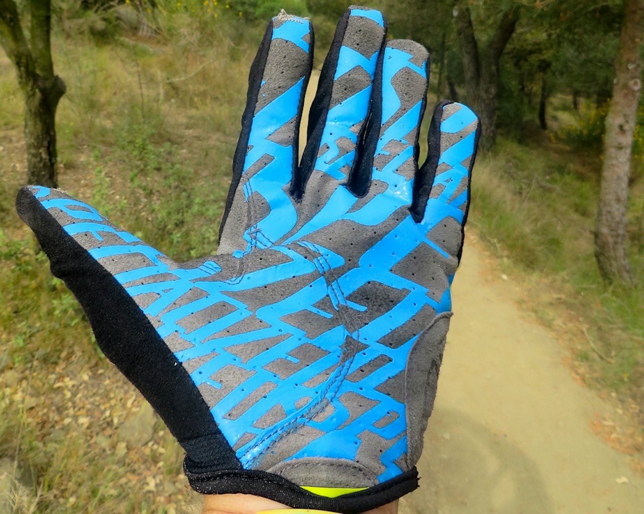 TYNNE: Specialized XC Lite er hansker nesten uten polstring i håndflaten. Silikonmønsteret gir godt grep og har holdt seg fint i flere tryn og mange vask. TYNNE: Specialized XC Lite er hansker nesten uten polstring i håndflaten. Silikonmønsteret gir godt grep og har holdt seg fint i flere tryn og mange vask.