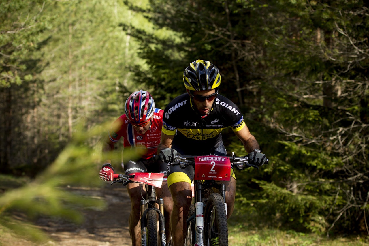 Håkon Austad leder an opp Fjelstadbakken på den første av totalt tre runder i Terrengsykkelrittet. Håkon Austad leder an opp Fjelstadbakken på den første av totalt tre runder i Terrengsykkelrittet.