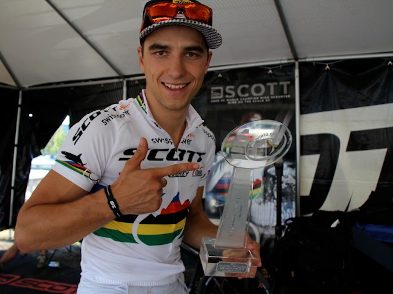 VINNER: Nino Schurter sikret seg sammenlagtseieren i verdenscupen. Foto: Gary Perkin VINNER: Nino Schurter sikret seg sammenlagtseieren i verdenscupen. Foto: Gary Perkin