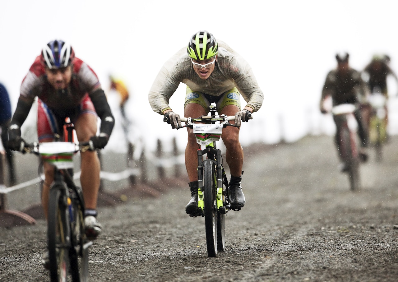 VÅTT OG KALDT: Værgudene spilte ikke på lag i år heller. Hannes Genze taklet forholdene best, her ned Ballettbakken med toer Lars Ragnar Manengen like foran. Foto: birkebeiner.no birken birkebeinerrittet