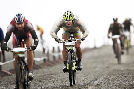 VÅTT OG KALDT: Værgudene spilte ikke på lag i år heller. Hannes Genze taklet forholdene best, her ned Ballettbakken med toer Lars Ragnar Manengen like foran. Foto: birkebeiner.no birken birkebeinerrittet