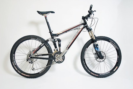 HELT NY: Trek har hengt etter på fulldemperfronten i flere år. Årets Fuel EX er med på notene. Den stilige sykkelen er en flott kandidat i stisykkelklassen av 2008. HELT NY: Trek har hengt etter på fulldemperfronten i flere år. Årets Fuel EX er med på notene. Den stilige sykkelen er en flott kandidat i stisykkelklassen av 2008.