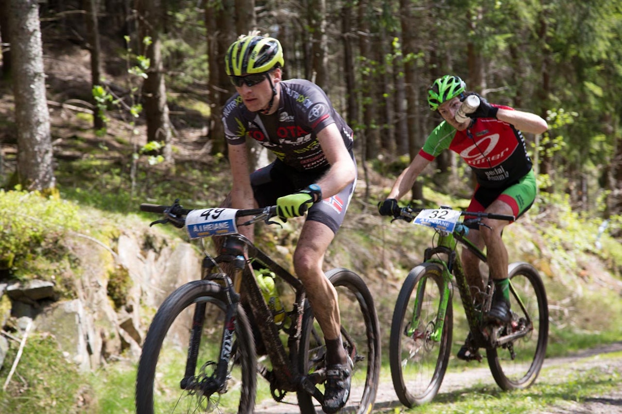 Å I HELVETE: .. har rittet også blitt kalt. Lars Granberg drar på Erik Kay inn mot mål. Å I HELVETE: .. har rittet også blitt kalt. Lars Granberg drar på Erik Kay inn mot mål.