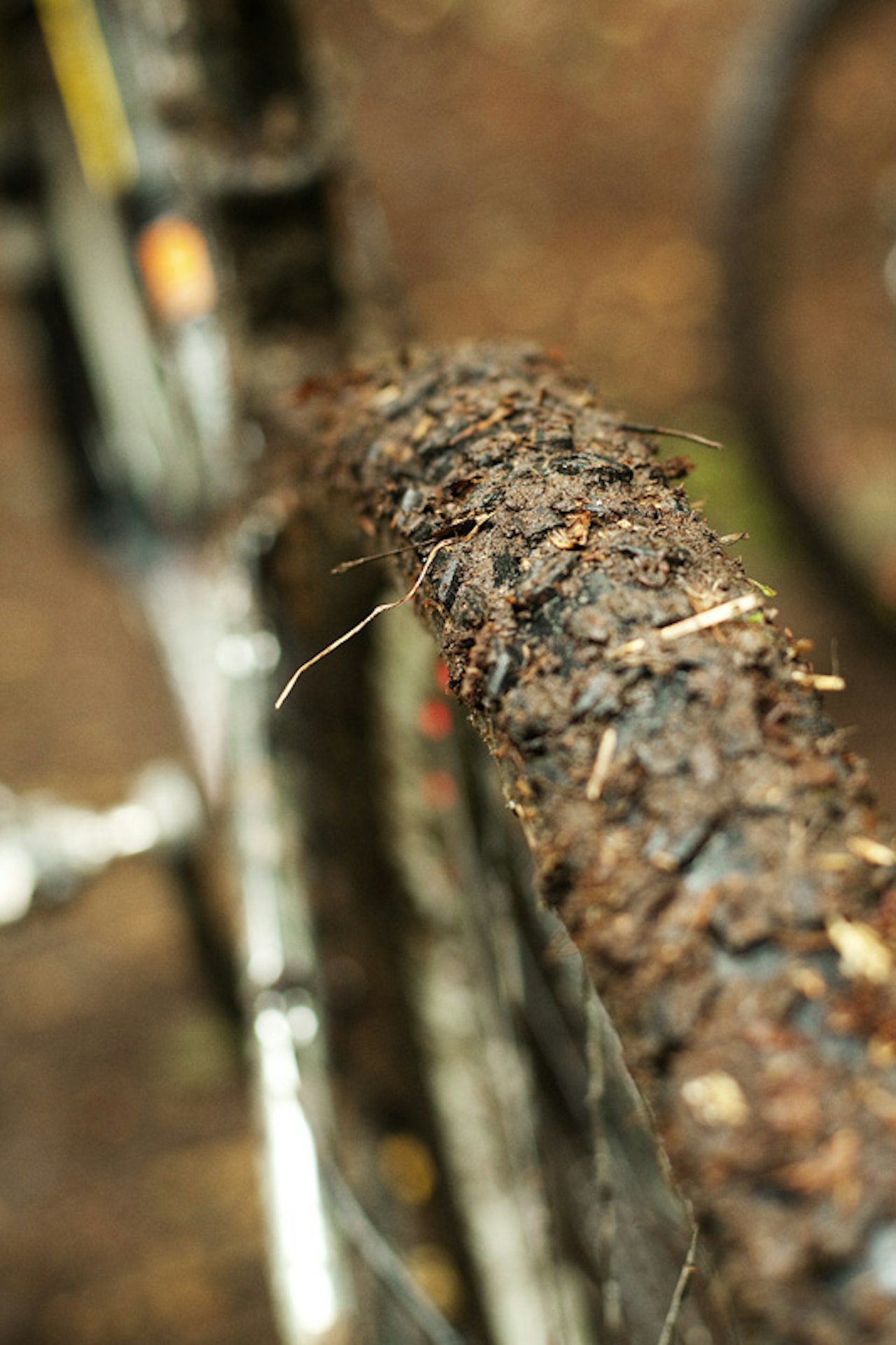 Nedbør tidligere i uken har satt litt preg på underlaget. Som igjen setter litt preg på dekkee. Nedbør tidligere i uken har satt litt preg på underlaget. Som igjen setter litt preg på dekkee.