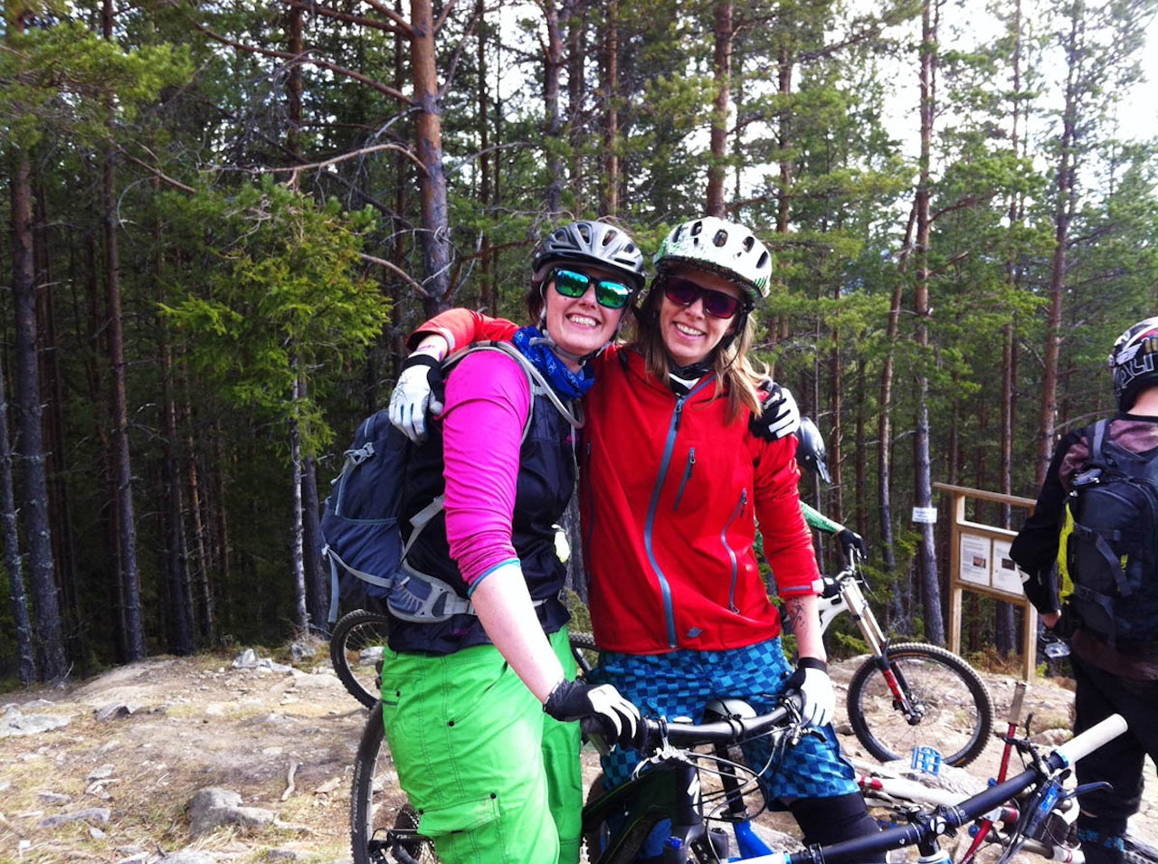 KUN FOR JENTER:Kaja Marienborg (venstre), Martine Walbye(høyre) og Trude Elde (ikke avbildet) ønsker å samle flere jenter til sykkelcamp.