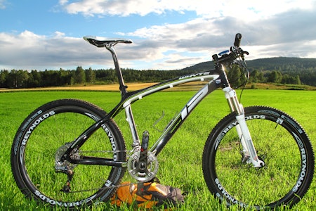 WHYTE: Må ikke forveksles med White. Vi har byttet hjul, dekk og setepinne i forhold til hvordan sykkelen kom originalt. WHYTE: Må ikke forveksles med White. Vi har byttet hjul, dekk og setepinne i forhold til hvordan sykkelen kom originalt.