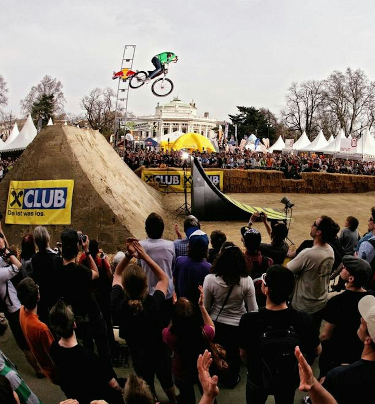 FOLKSOMT: Dirt-gutta hadde et stort publikum i Wien sentrum. Foto: vienna-air-king.at FOLKSOMT: Dirt-gutta hadde et stort publikum i Wien sentrum. Foto: vienna-air-king.at