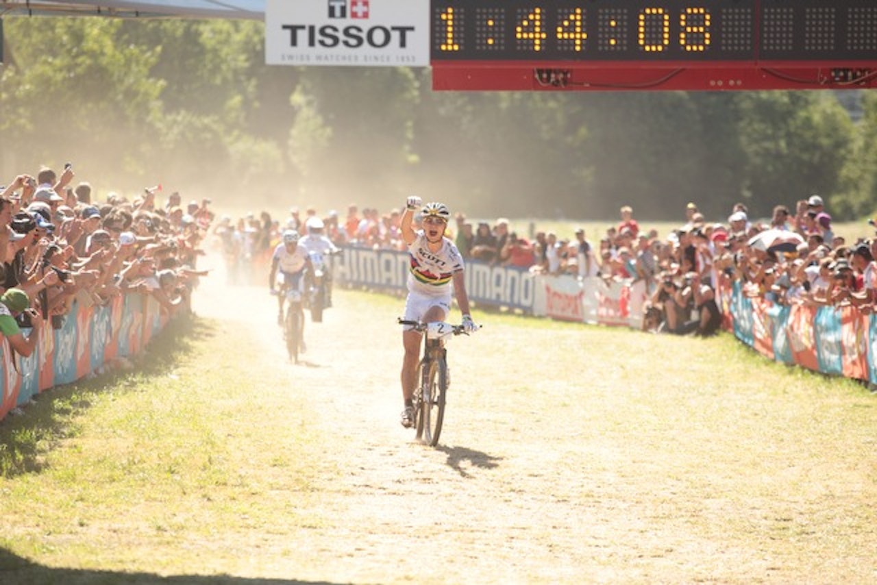 SPURTSEIER: Igjen vant Schurter spurten mot Julien Absalon. Foto: Gary Perkin. SPURTSEIER: Igjen vant Schurter spurten mot Julien Absalon. Foto: Gary Perkin.