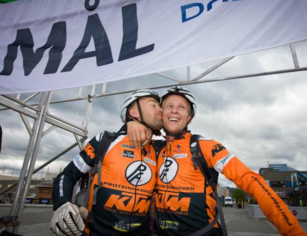 SLITNE VINNERE: Tor Halvor Bjørnstad og Jon Kristian Svaland er i mål i Alta etter 70 mil over Finnmarksvidda. Foto: Jørn Losvar. SLITNE VINNERE: Tor Halvor Bjørnstad og Jon Kristian Svaland er i mål i Alta etter 70 mil over Finnmarksvidda. Foto: Jørn Losvar.