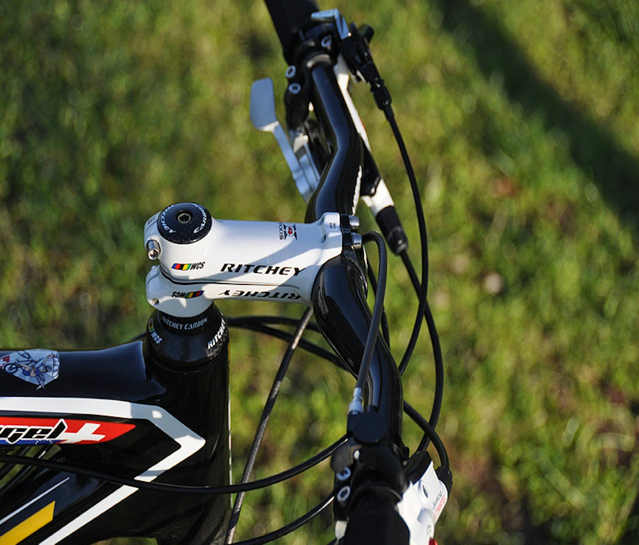 FUGLE-STYRE: Florian Vogel har Ritcheys nye styre på sin 09-Spark. Foto: Øyvind Aas FUGLE-STYRE: Florian Vogel har Ritcheys nye styre på sin 09-Spark. Foto: Øyvind Aas