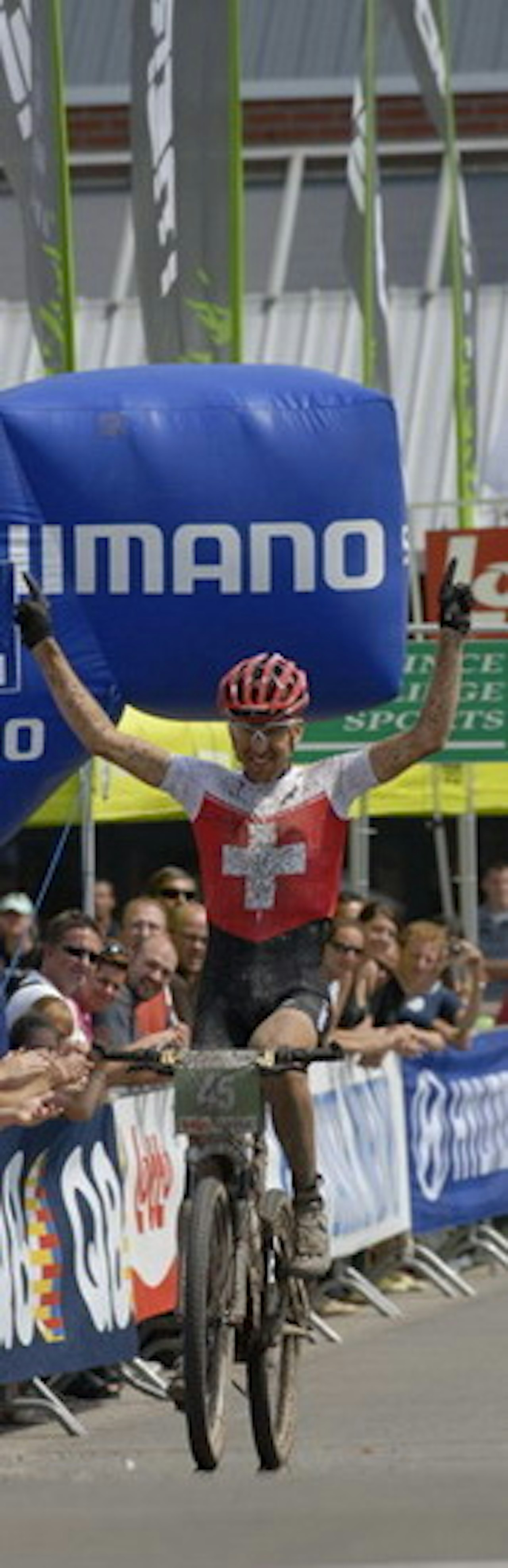 Christoph Sauser tok nok et sveitsisk maraton-gull. Christoph Sauser tok nok et sveitsisk maraton-gull.