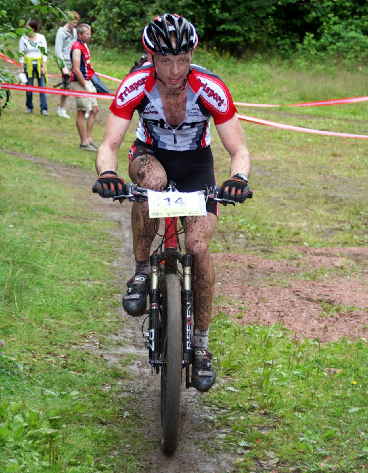 Kristian Torgersen sykler fort i Canada sammen med Henning Dybendahl fra Norefjell CK. Her avbildet under NM i Svelvik. Kristian Torgersen sykler fort i Canada sammen med Henning Dybendahl fra Norefjell CK. Her avbildet under NM i Svelvik.