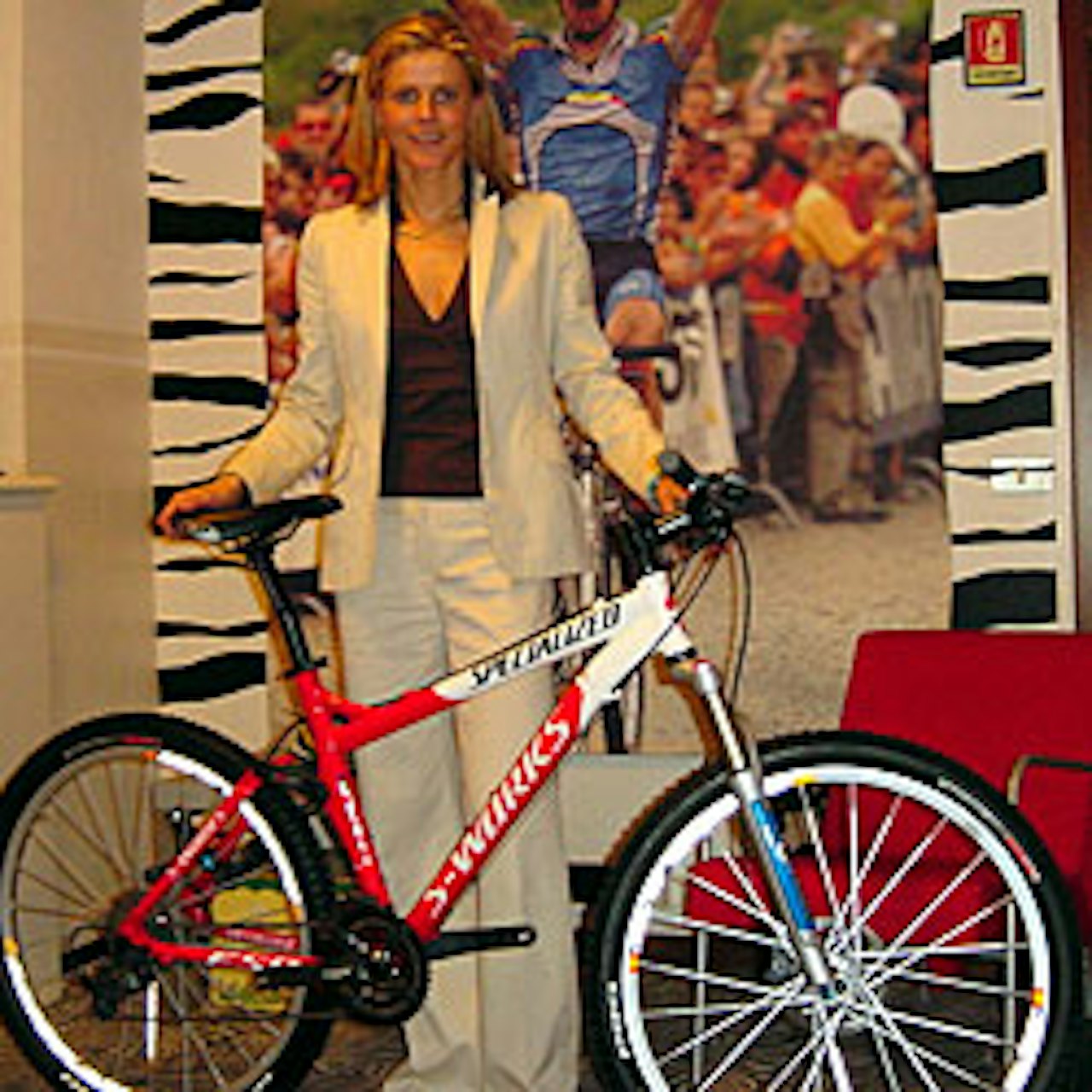 Heldiggrisen (Babe)! Paola Pezzo med verktøyet hun fikk til 35-årsdagen sin. Heldiggrisen (Babe)! Paola Pezzo med verktøyet hun fikk til 35-årsdagen sin.