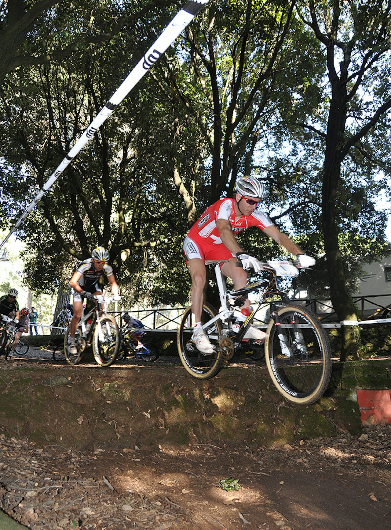 VOGEL I LUFTA: Florian Vogel tar murhoppet i parkrunden i Massa Marittima. VOGEL I LUFTA: Florian Vogel tar murhoppet i parkrunden i Massa Marittima.