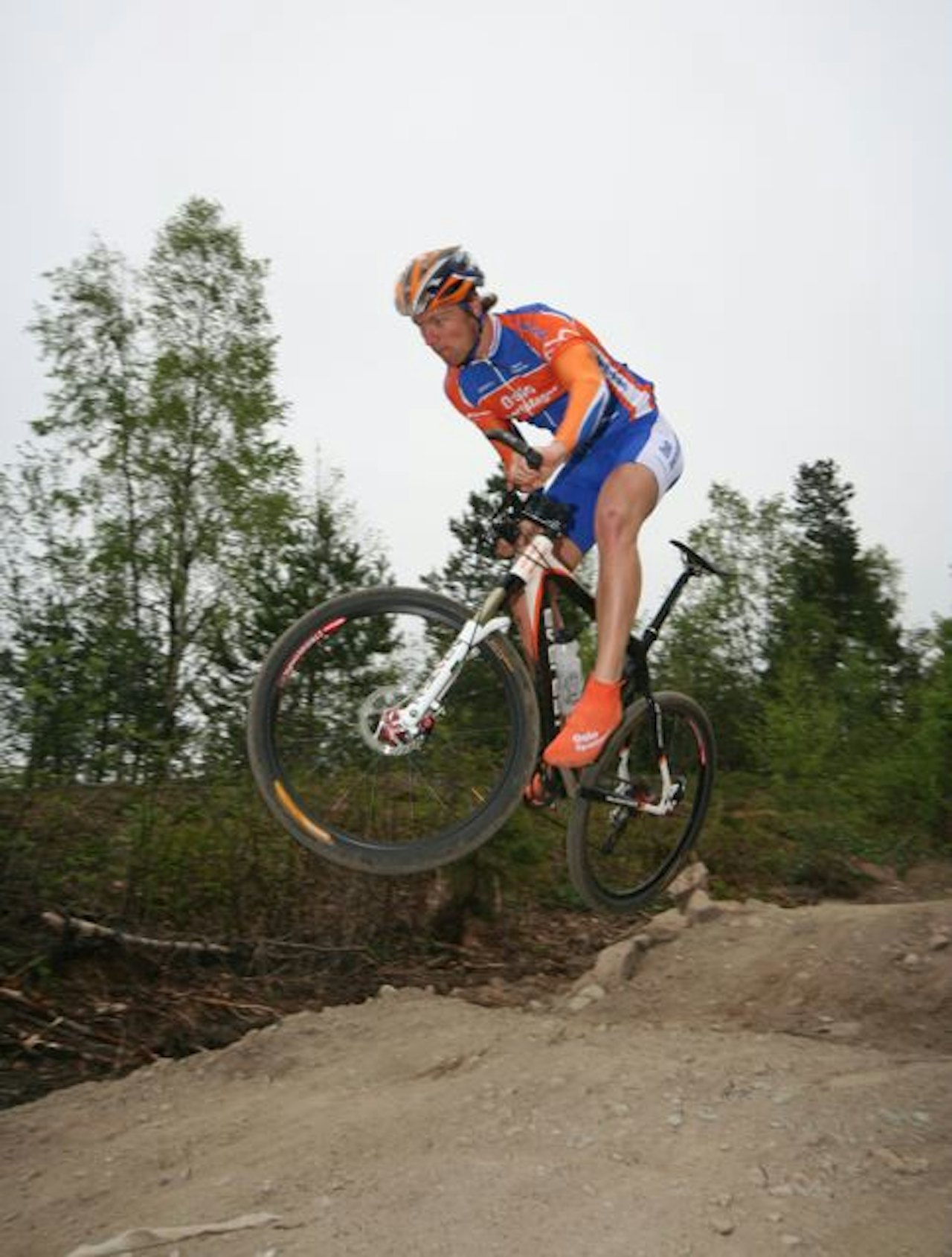 Løypa starter med et oppbygd dobbelhopp. Her viser Lars Petter Stormo hvordan det kan gjøres. Løypa starter med et oppbygd dobbelhopp. Her viser Lars Petter Stormo hvordan det kan gjøres.