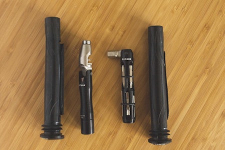 KOMPAKT: Wolf Tooth EnCase System er en kompakt og fin løsning med ulike verktøy til å ha inni styret på sykkelen din.  test wolf tooth encase system bar kit one verktøy sykkelverktøy  miniverktøy