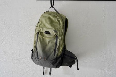 KOMPAKT OG LETT: EVOC Trail Pro 16 er en lett og kompakt sekk med et ryddig utseende.  EVOC Trail Pro 16
