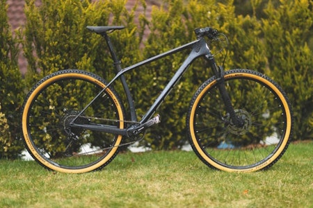 KLASSIKER: Scott Scale er malen for en karbonhardtail til terrengsykkelritt. Bøyd seterør, tynne setestag og kraftig front tidsriktig.  KLASSIKER: Scott Scale er malen for en karbonhardtail til terrengsykkelritt. Bøyd seterør, tynne setestag og kraftig front tidsriktig.