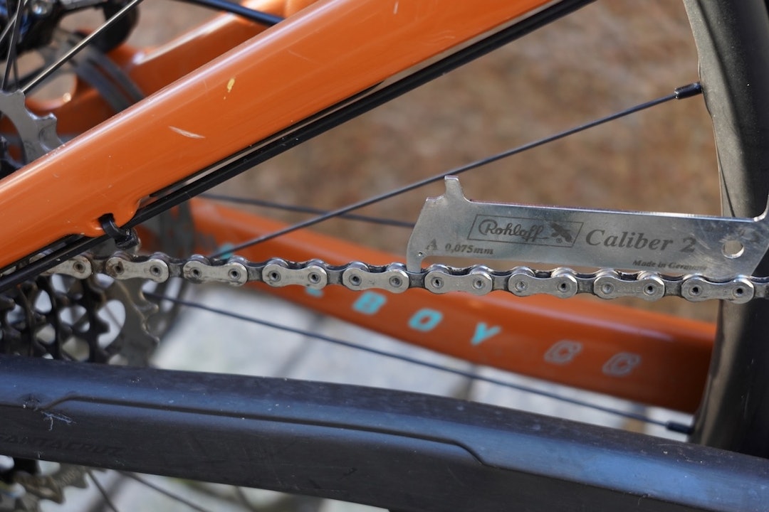 IKKE SLITT: Rohloff sin kjedemåler angir slitasje i 0,075 og 0,1 mm. Foto: Kristoffer H. Kippernes Kjedemåler