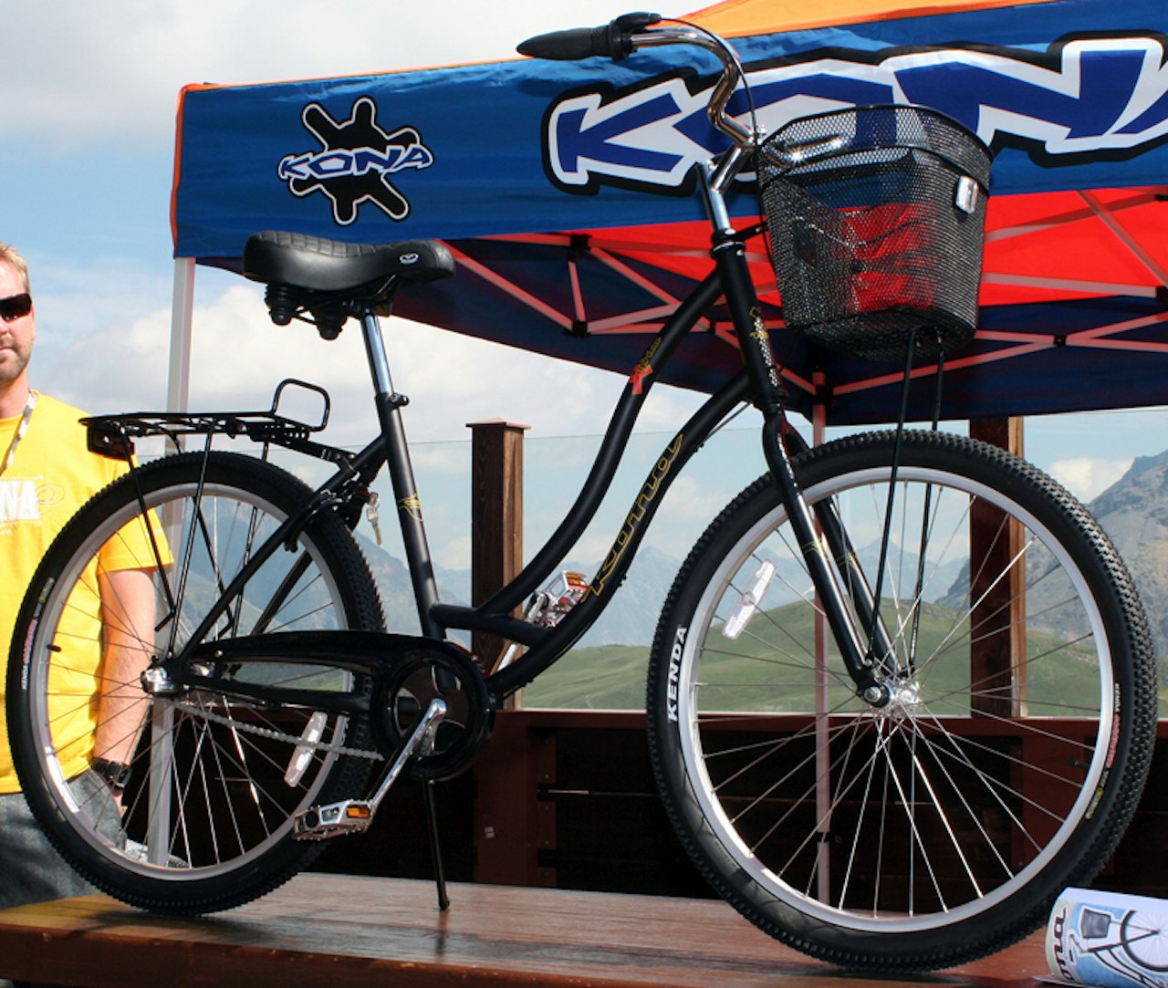 For hver andre Africa-bike som selges sender Kona én til helsearbeidere i Afrika. For hver andre Africa-bike som selges sender Kona én til helsearbeidere i Afrika.