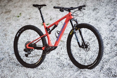 NY BLUR: Santa Cruz Blur anno 2021 er en superlett og høyeffektiv rittsykkel som også er morsom på tekniske stier.  Santa Cruz Blur 2021