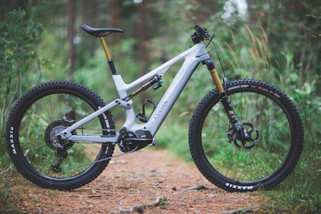 STILIG: Canyon Spectral:On CF 9 er en flott sykkel med fine linjer og ryddig integrering av motoren. Foto. Kristoffer H. Kippernes Test Canyon Spectral:ON CF 0