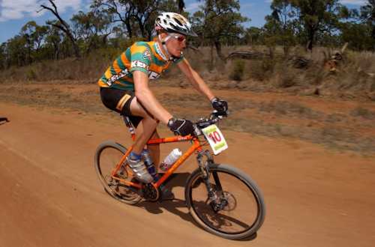 Hett: I opptil 48 varmegrader i ørkenen blir man lett svett når 155 mil skal tilbakelegges på 13 dager. Bildet er fra fjorårets ritt, i år bruker Øyvinds lag sykler fra Felt. Hett: I opptil 48 varmegrader i ørkenen blir man lett svett når 155 mil skal tilbakelegges på 13 dager. Bildet er fra fjorårets ritt, i år bruker Øyvinds lag sykler fra Felt.