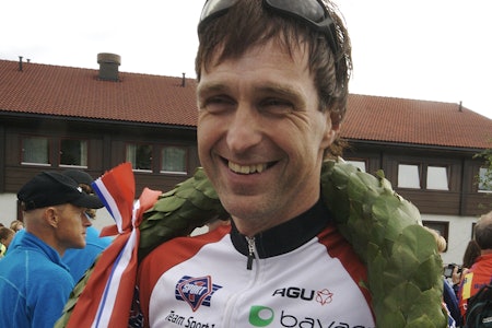 En fornøyd Geir Lien med gullmedaljen   som norgesmester i terrengsykkelmaraton på Skeikampen.