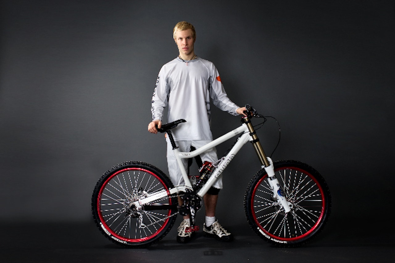 SVENSKTOPP: Det svenske utforhåpet Robin Wallner vil i 2009 sykle hele verdenscupen på Sunn-sykkel. SVENSKTOPP: Det svenske utforhåpet Robin Wallner vil i 2009 sykle hele verdenscupen på Sunn-sykkel.