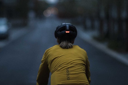 SMART-HJELM: POC Omne Eternal er en sykkelhjelm som skal være litt ekstra trygg - i den forstand at den gjør deg synlig i trafikken. Foto: Kristoffer H. Kippernes test poc omne eternal sykkelhjelm integrert lys