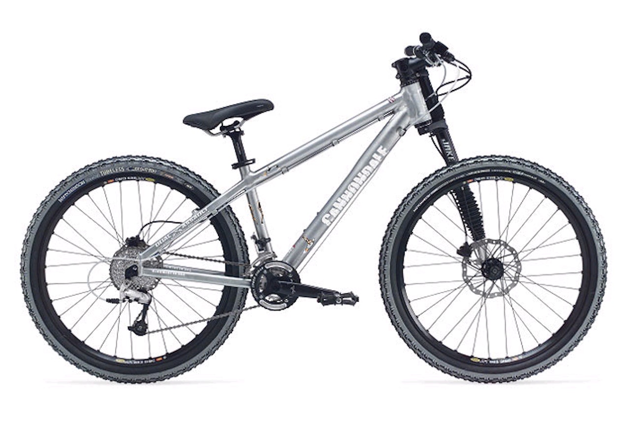 2004: Cannondale Chase-syklene er Cannondales nyhet i dirtjump/urban freeride-markedet, med idiotsikret ramme - som skal tåle typisk idiotisk bruk. Slik for eksempel Aaron Chase utsetter den for, som Sobe/Cannondale-sponset urban freestyle-stjerne og den mannen modellen er oppkalt etter. 2004: Cannondale Chase-syklene er Cannondales nyhet i dirtjump/urban freeride-markedet, med idiotsikret ramme - som skal tåle typisk idiotisk bruk. Slik for eksempel Aaron Chase utsetter den for, som Sobe/Cannondale-sponset urban freestyle-stjerne og den mannen modellen er oppkalt etter.