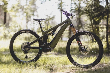 TEST AV PIVOT SHUTTLE: Elsykkelen fra Pivot har mye vandring og stor batterikapasitet og rekkevidde. Foto: Kristoffer H. Kippernes test pivot shuttle elsykkel 2021