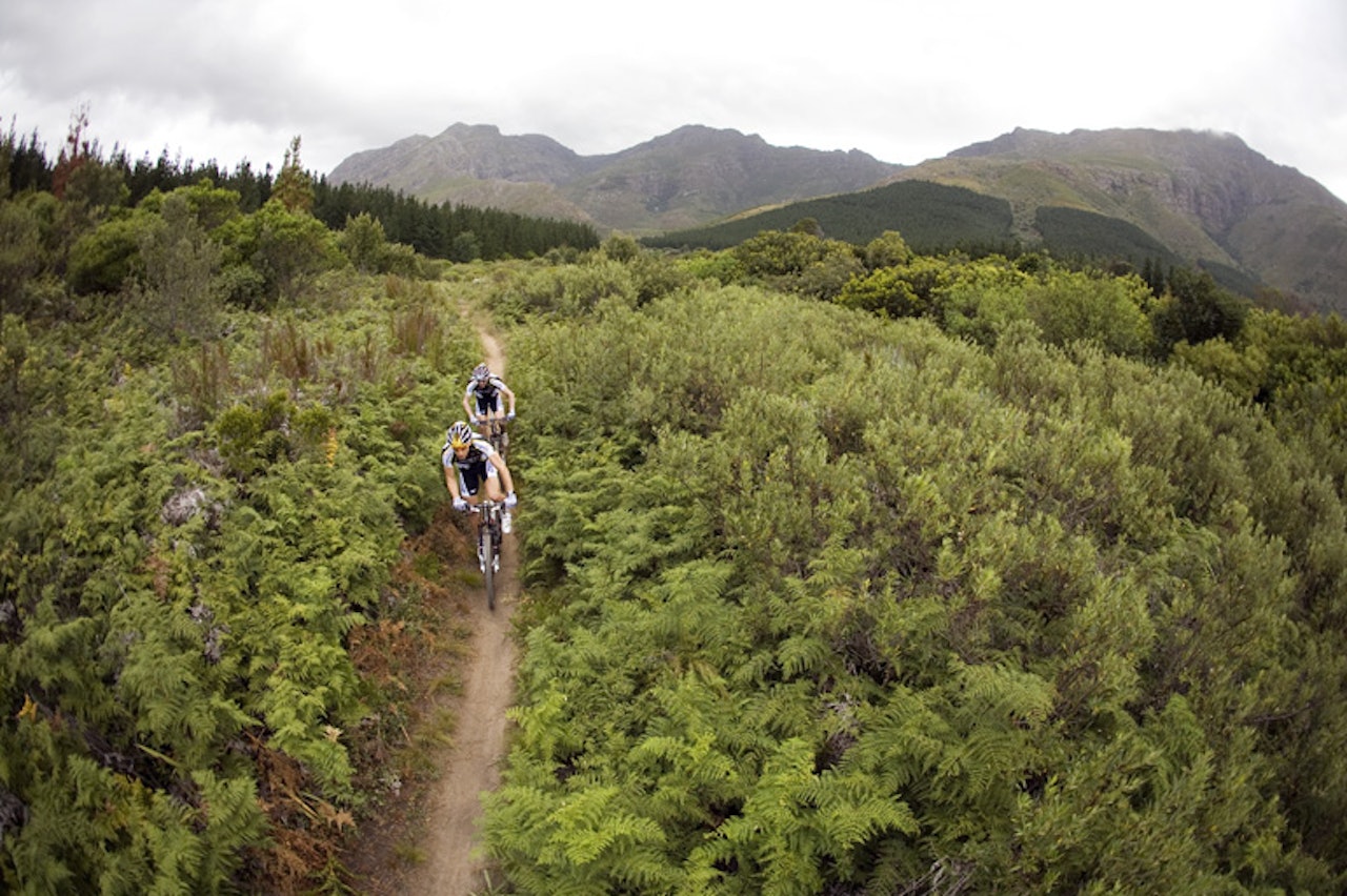 FINE STIER: Nino Schurter og Florian Vogel nyter tilværelsen som unge proffer i Sør Afrika. FINE STIER: Nino Schurter og Florian Vogel nyter tilværelsen som unge proffer i Sør Afrika.