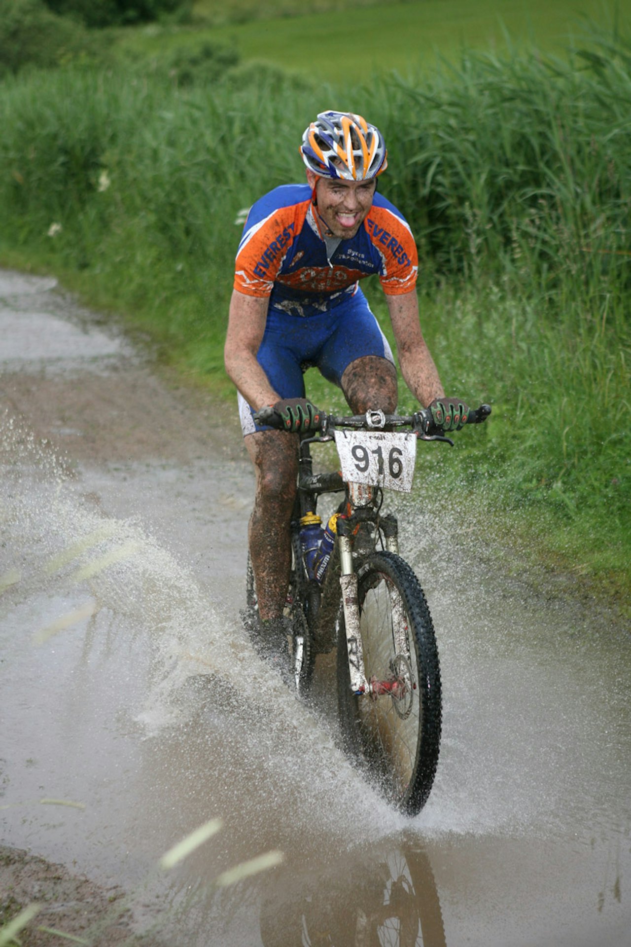 Bjørn Ivar Ekberg fra Team Sportslageret var en av flere toppsyklister som valgte sportsklassen fremfor eliteklassen i Asker denne dagen. Bjørn Ivar Ekberg fra Team Sportslageret var en av flere toppsyklister som valgte sportsklassen fremfor eliteklassen i Asker denne dagen.