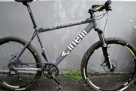 Cinelli Softmachine er alt annet enn "soft". Pen ramme med en herlig klikkelyd ved rørknipsing. Cinelli Softmachine er alt annet enn "soft". Pen ramme med en herlig klikkelyd ved rørknipsing.