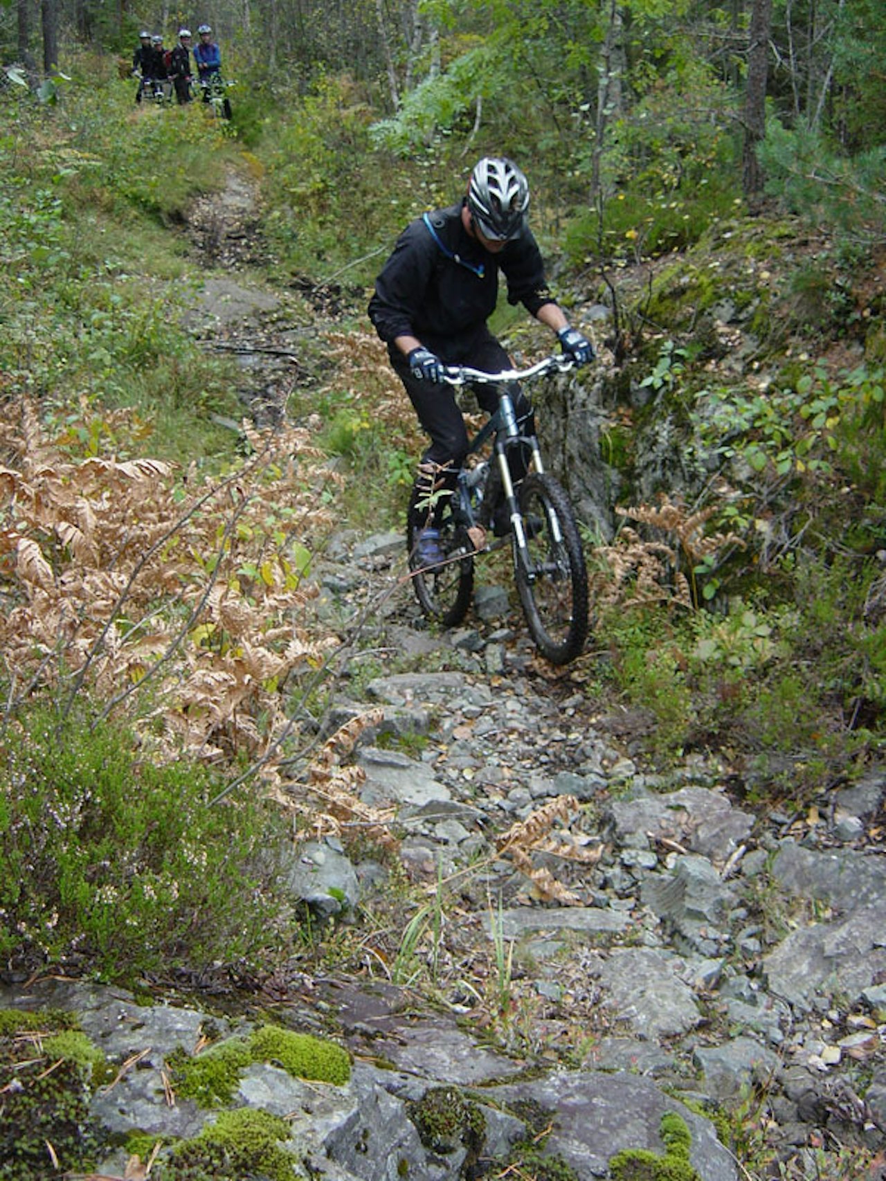 Ute: Strømsøåsen inneholder ikke så mye stein, men det var dét vi hadde bilde av i arkivet: Marius Sollie bryner seg på en ugrei klatring opp langs Mælsbekken en lørdag i september. Ser ikke bratt ut? Prøv sjæl. Ute: Strømsøåsen inneholder ikke så mye stein, men det var dét vi hadde bilde av i arkivet: Marius Sollie bryner seg på en ugrei klatring opp langs Mælsbekken en lørdag i september. Ser ikke bratt ut? Prøv sjæl.