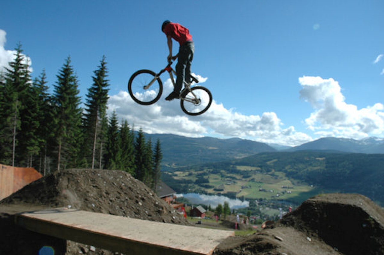 Kristoffer Haugland går høyt i slopestyleparken i Bavallen. Foto: Trygve Sunde Kolderup Kristoffer Haugland går høyt i slopestyleparken i Bavallen. Foto: Trygve Sunde Kolderup
