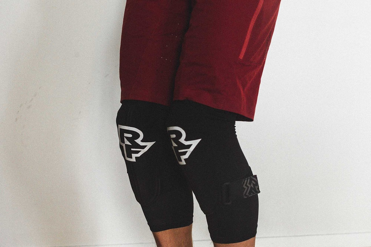 SOLIDE: RaceFace Indy er en knebeskytter som gir god beskyttelse. Foto: Kristoffer H. Kippernes. test knebeskytter sykling terrengsykling race face indy