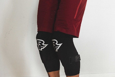 SOLIDE: RaceFace Indy er en knebeskytter som gir god beskyttelse. Foto: Kristoffer H. Kippernes. test knebeskytter sykling terrengsykling race face indy